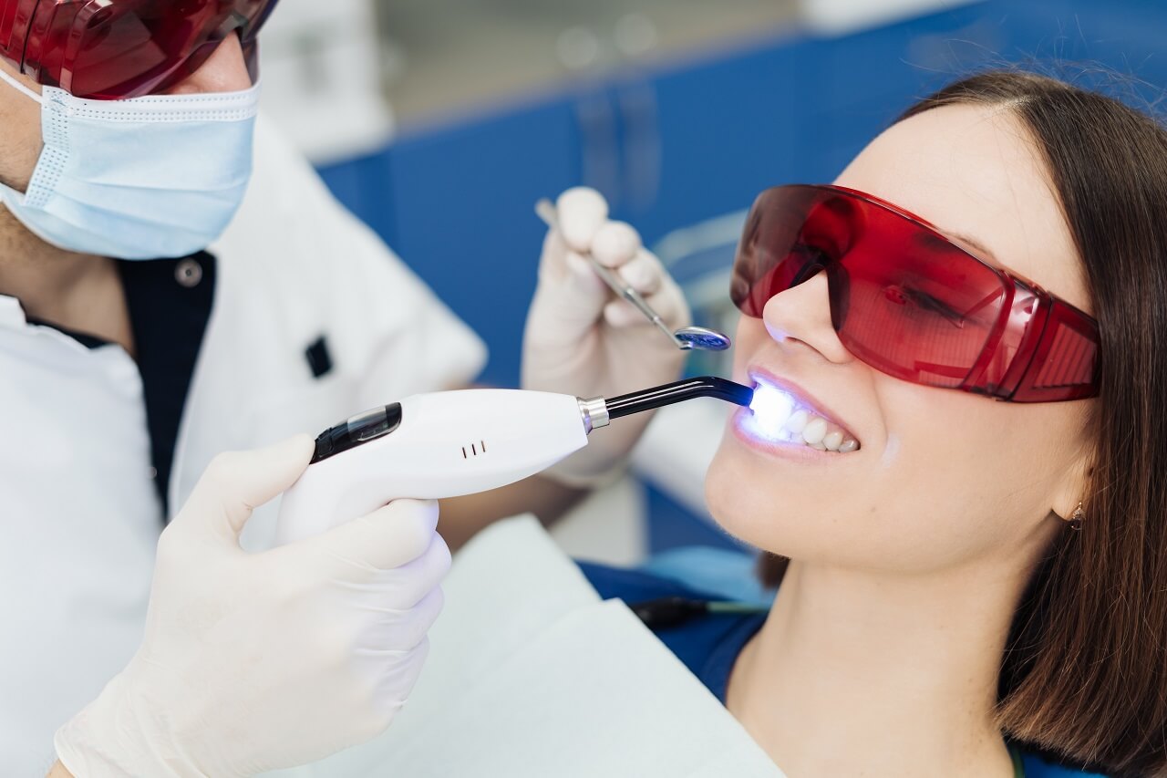 Na czym polega laserowe wybielanie zębów?